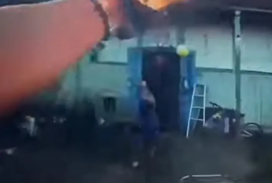 險重演台南殺警案！苗栗狂男砸車「鐮刀砍警臂」 中3槍就擒