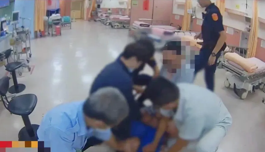 影/又見醫療暴力！板橋醉男急診室鬧事　男護理師挨揍頭部挫傷