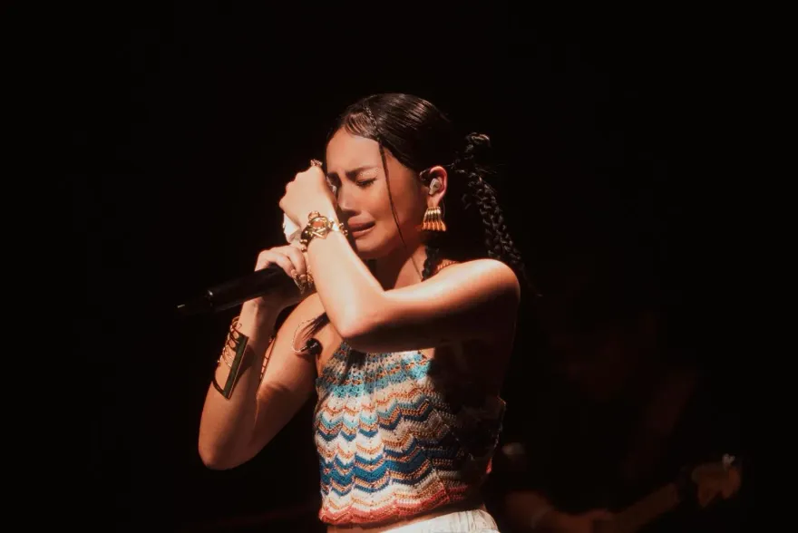 阿布絲淚灑舞台！曝17歲初戀「先甩對方再被甩」…寫歌感謝對方純粹的愛