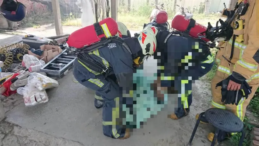 影/認屍悲痛片！彰化民宅大火45歲男燒成焦黑　母心碎傻住