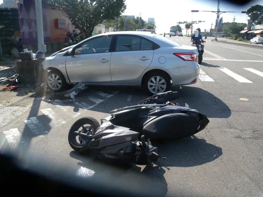 影/新北女闖紅燈連撞2騎士！一個空中翻滾落地　她稱服藥恍神肇事