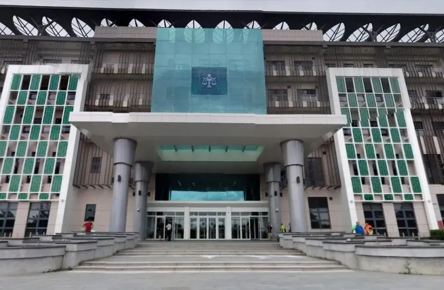 「看他掃地我就爽」惡男2度房東家門口潑尿　判拘50天