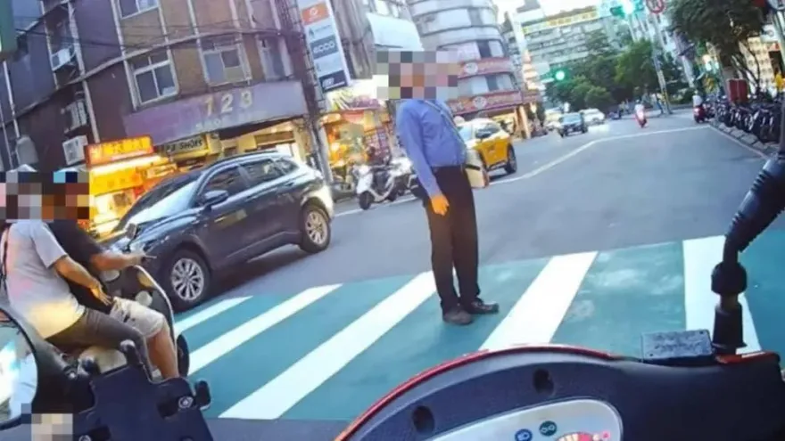 永和「帝王行人」站斑馬線望天！警方無法罰　讓網友拳頭硬了