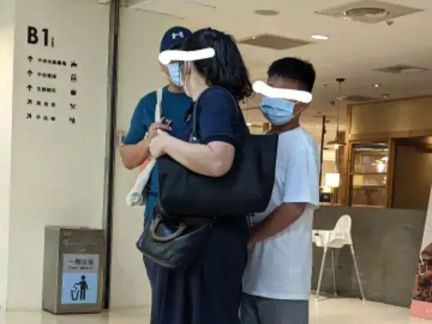 女子「遭國小生大力搥胸」！嘻皮笑臉「不像是初犯」　她怒報警無奈結局曝