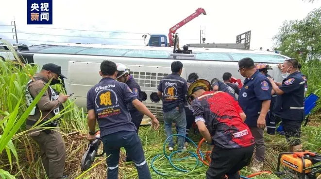 泰國巴士因天雨路滑翻覆釀27傷　車上滿載大陸遊客4人受困車內