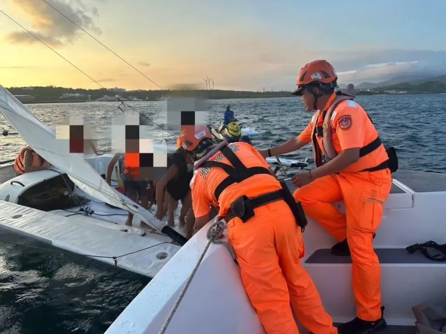 墾丁帆船體驗遇鋼索斷裂　9人海面漂流海巡救生艇平安救回