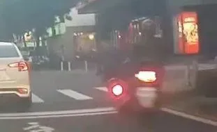 影/拳頭硬了！高雄左營屁孩「45度鬼切」害人摔車又肇逃　警：追緝中