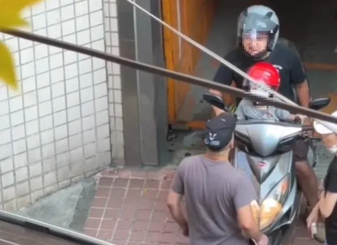 影/中和自私男臨停擋住「停車場出入口」　與住戶拉扯爆衝突