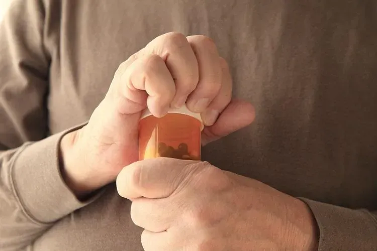 藥瓶打開後棉花、乾燥劑全該丟掉！專家曝「 這方法才是保存關鍵」