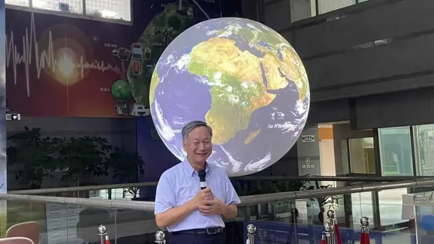 氣象局長要畢業了！鄭明典曝再上4天班就週休7日　收1意外禮物好驚喜