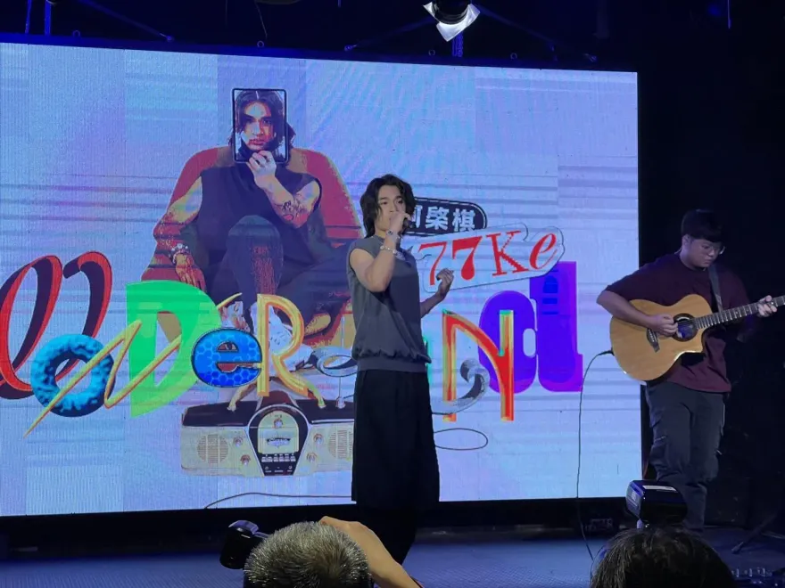 20歲柯棨棋自爆交7任女友「有拍影片」！舞台上大膽撩師姐