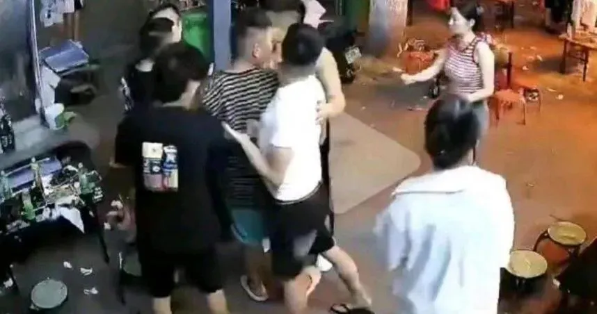 早餐店口角濺血！24歲囂張富二代遭利剪刺死　衝突畫面曝