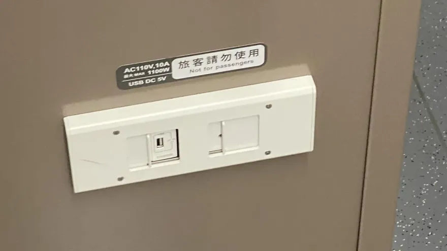 無視插座警告「請勿使用」！文盲執意爽充…台鐵警示：會傷害3C產品