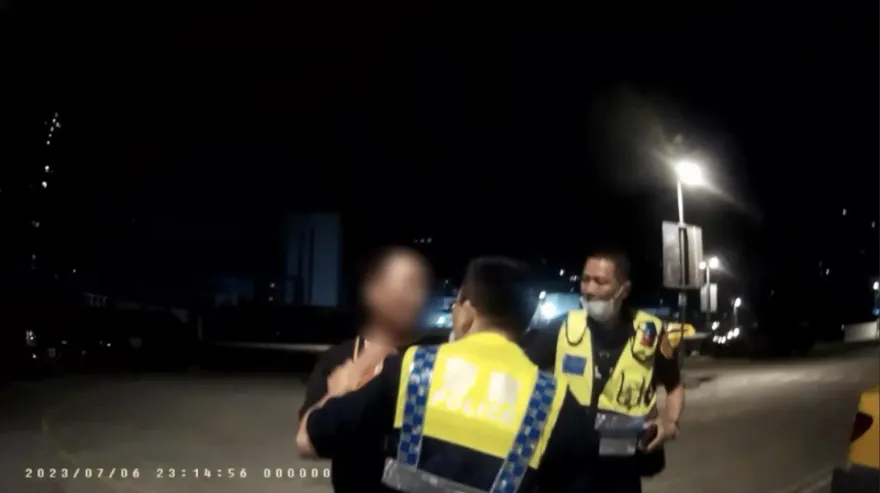 影/騎車不戴安全帽見警棄車狂奔！他邊跑邊丟包毒品被活逮