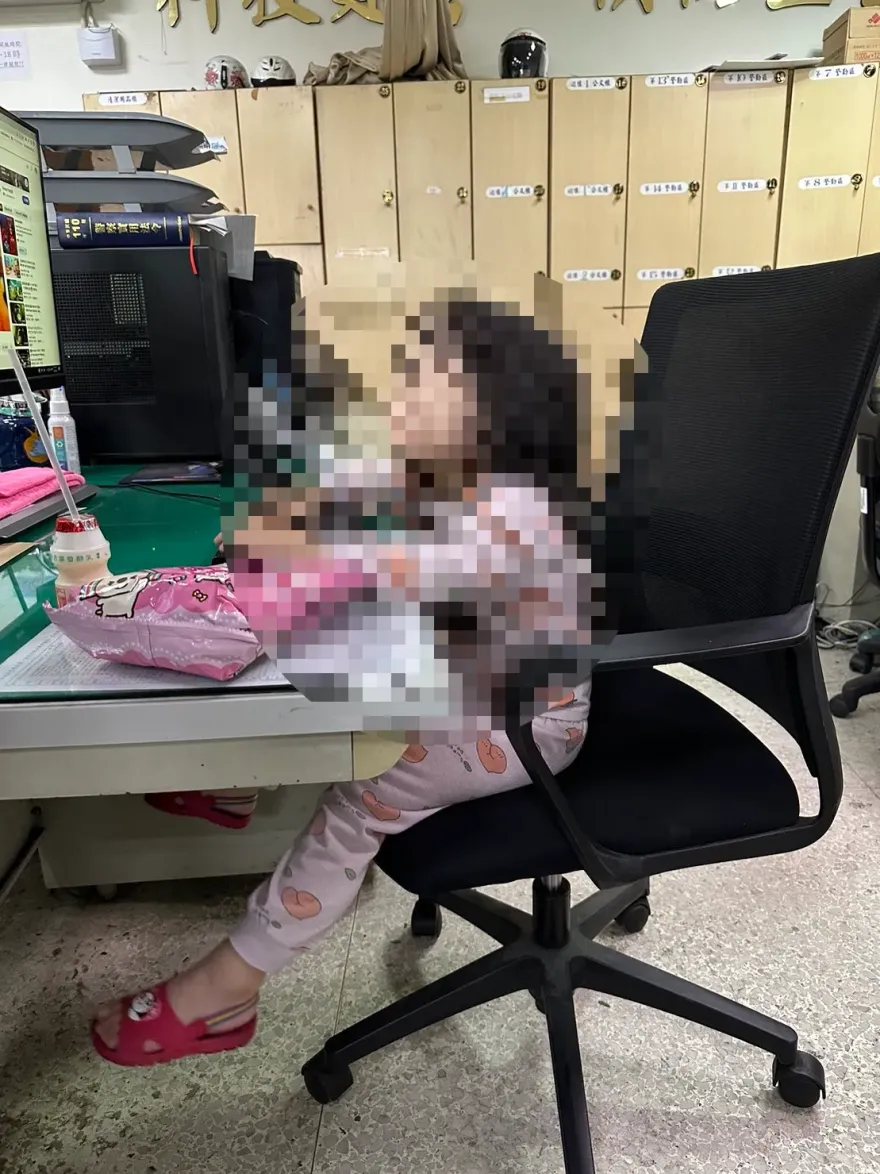 影/在家太無聊！台中3歲女童「偷溜出門找玩伴」　母熟睡...員警上門才驚覺女兒走失