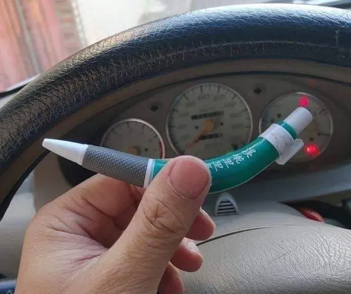 太熱!全台高溫警報連「原子筆 」都在抗議！男上車驚見綠殼筆烤成「剝皮辣椒」