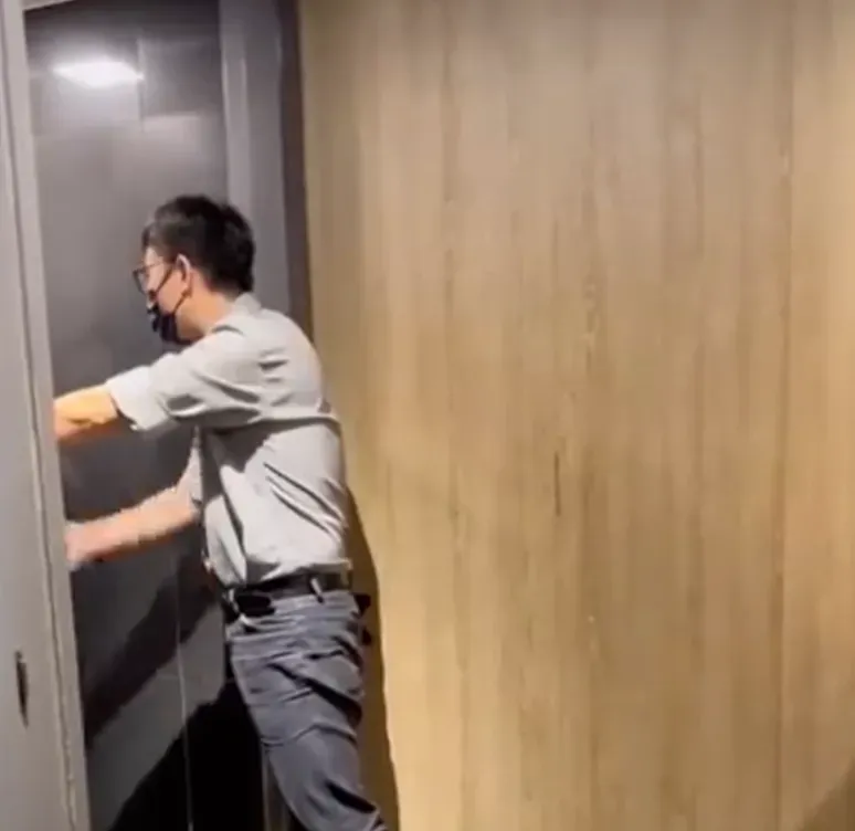 影/5女闖男廁解放被「請出來」　反嗆「為什麼不能上？」掀網友正反論戰