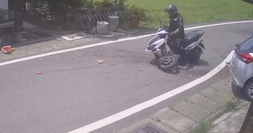 霉運罩頂！通緝犯桃園酒駕闖紅燈　逃攔查撞電線桿還擦撞路邊車