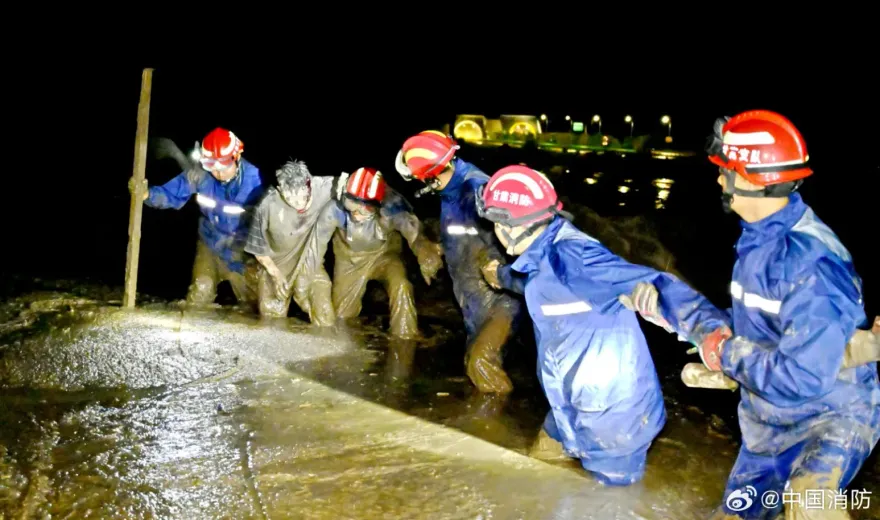 影/甘肅暴雨突發泥石流釀「2死7傷」　2人仍失蹤當局全力搜救中