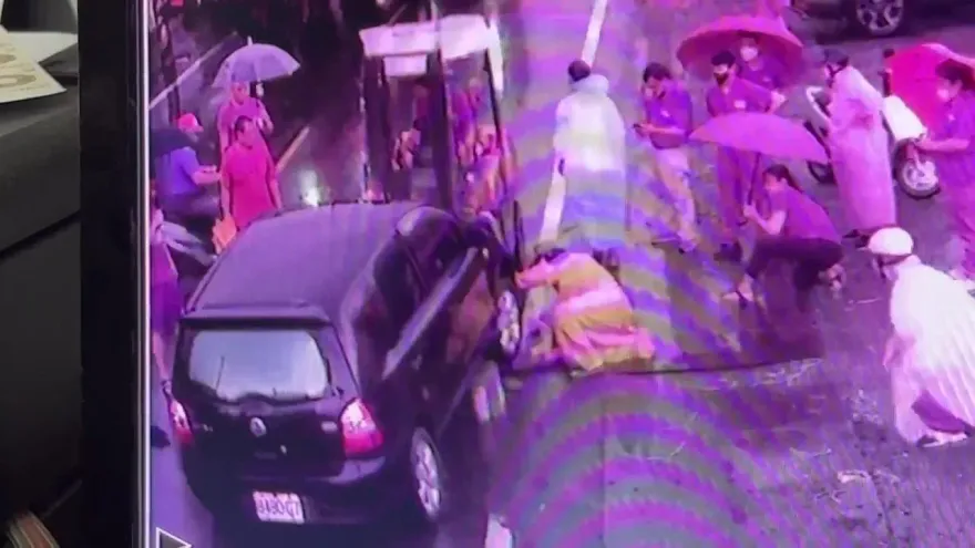 影/屏東嚴重車禍！19歲女騎士捲入車底　熱心民眾開堆高機「抬」車搶救