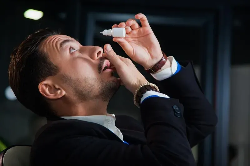 中年男點人工淚液　眼睛越來越紅、畏光！眼科醫警告「1種」勿常用