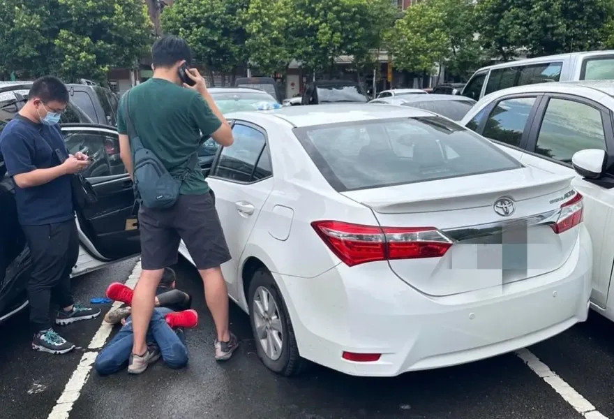 影/台中警圍捕毒犯！開1槍射爆車胎破窗逮人