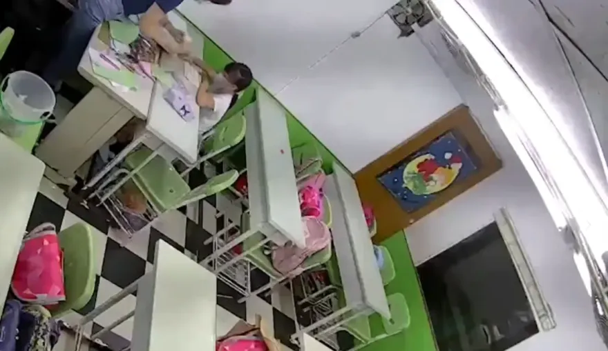 「擦破簿子」補習班老師打小朋友　負責人急道歉滅火