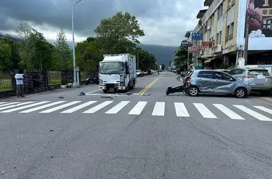 花蓮路口連環撞！3車擦撞波及路邊1轎車　駕駛3人受傷送醫