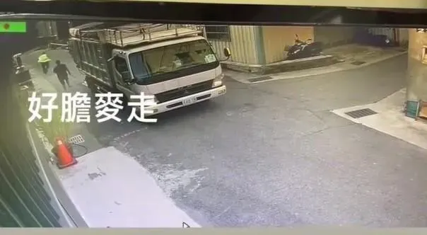 爆料找中天/不滿丟垃圾被糾正！囂張狂男拿西瓜刀追砍清潔隊員　警辦他3條罪