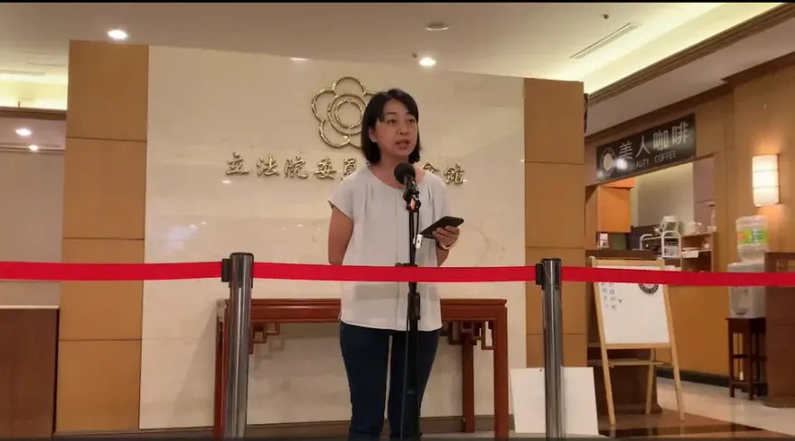 王鴻薇偕受害教保員控訴　王婉諭否認外洩個資：將提告