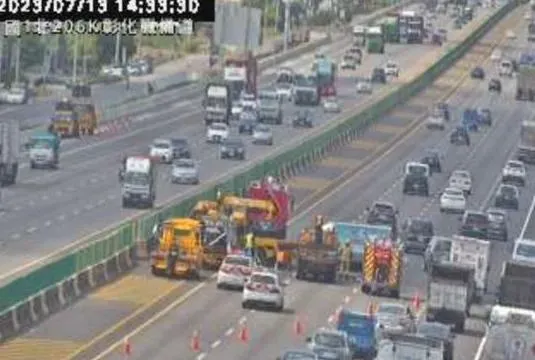 快訊/國1北上彰化戰備道車禍！4車追撞貨車翻覆　封閉3車道回堵1公里