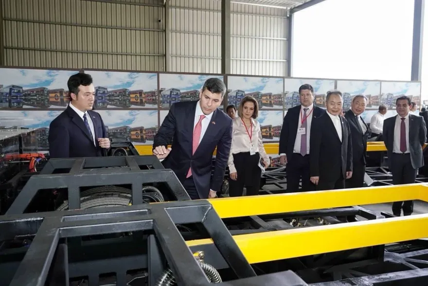 影/電動巴士國家隊整廠輸出友邦！巴拉圭準總統貝尼亞參訪成運五股場