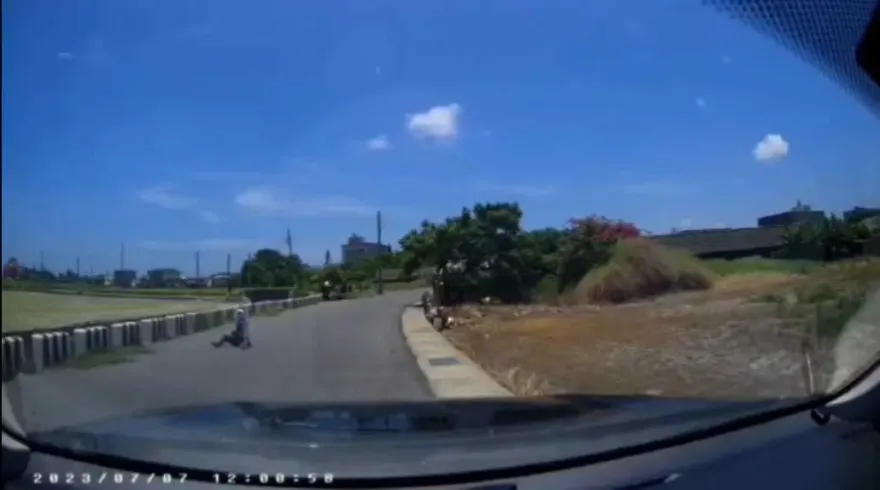 影/85歲阿嬤「眼前一陣黑」曬暈柏油路上　雲林警救命送回家