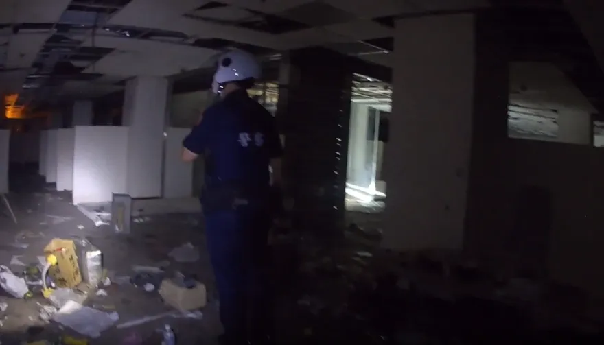 影/貓抓老鼠不放棄！毒品通緝犯「躲廢墟大樓」遭逮