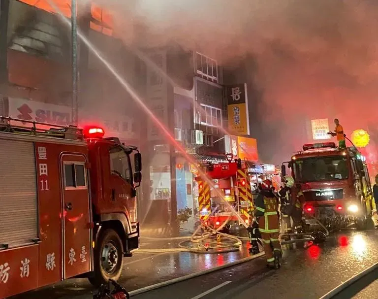 台東機車行凌晨延燒5棟透天厝　「上百台機車燒毀」財損破千萬