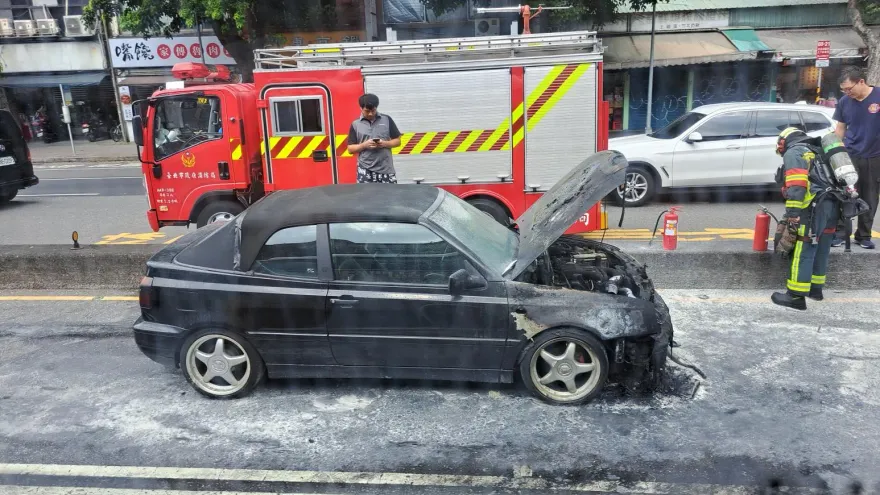 快訊/北市驚傳火燒車！福斯老車半路突冒火　整輛燒到半毀