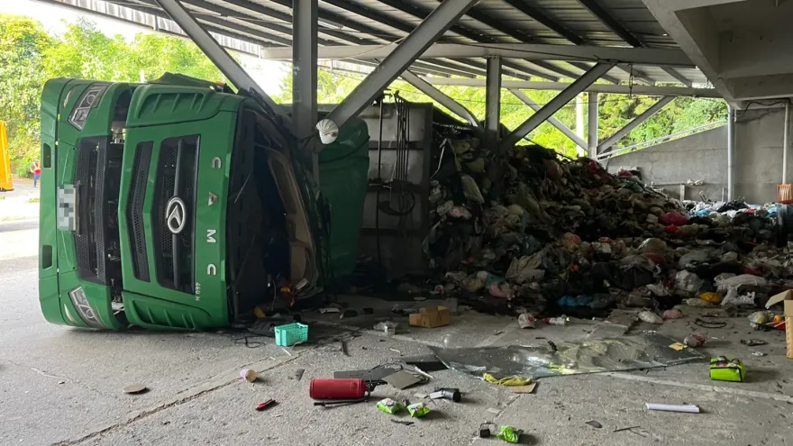 真的阿彌陀佛！台中垃圾車疑煞車失靈　翻車摔入精舍雨遮