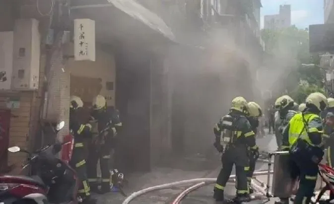 快訊/北市知名川菜館「川渝小吃坊」遭祝融！7人被警消救出　2人受傷送醫