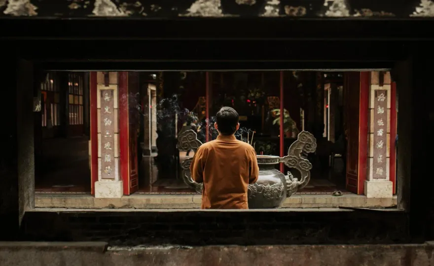 傻女挽回前男友！找廟公脫光拜「性愛大神」慘被性侵　她竟心軟幫求情