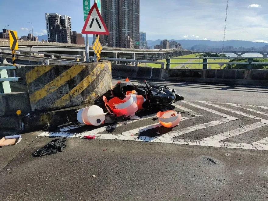 快訊/三重中興橋「死亡車禍」！40歲男「自撞分隔島」當場身亡