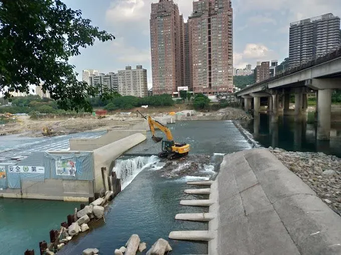 全台第一個！新店碧潭堰魚水道開通　觀賞20多種魚類洄游