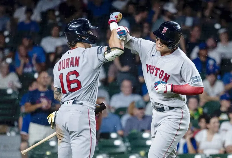 張育成老婆解惑！全壘打球被丟回場內　小熊迷早在50年前就這樣做