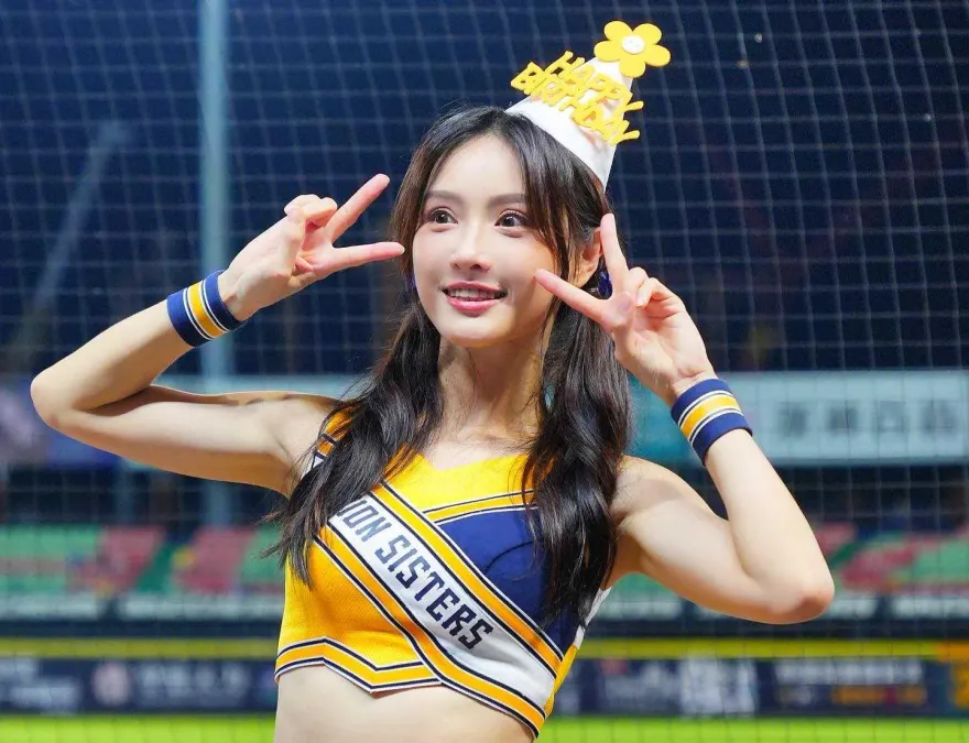 兄弟啦啦女神長尾巴　君白被藏包包　笑虧「中信幼兒園？」