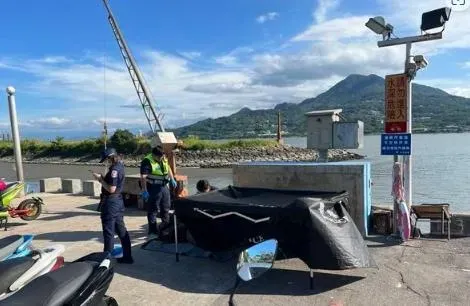 快訊/男浮屍在新北淡水「金色水岸」載浮載沉嚇壞遊客　撈上岸驚見「遺體已膨脹」