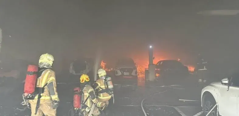 整間廠幾乎報銷！台南善化汽修廠「疑似機台自燃」釀火警　4車慘燒毀