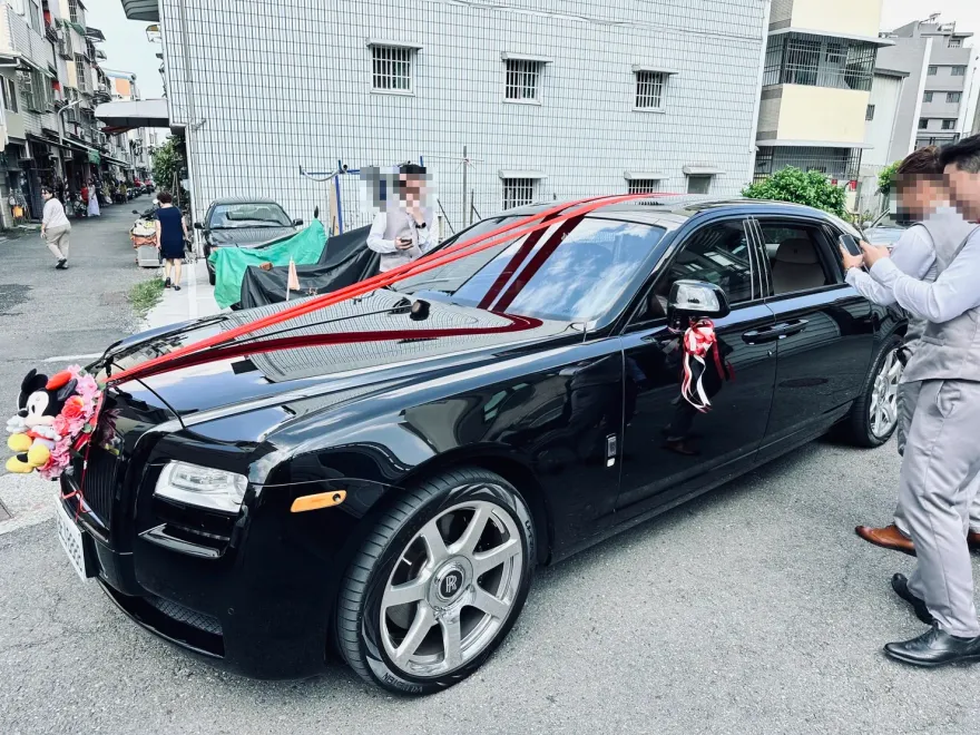 南部車商娶媳婦「2.5億超跑車隊」現身高雄街頭　網驚呆：12棟房子路上跑