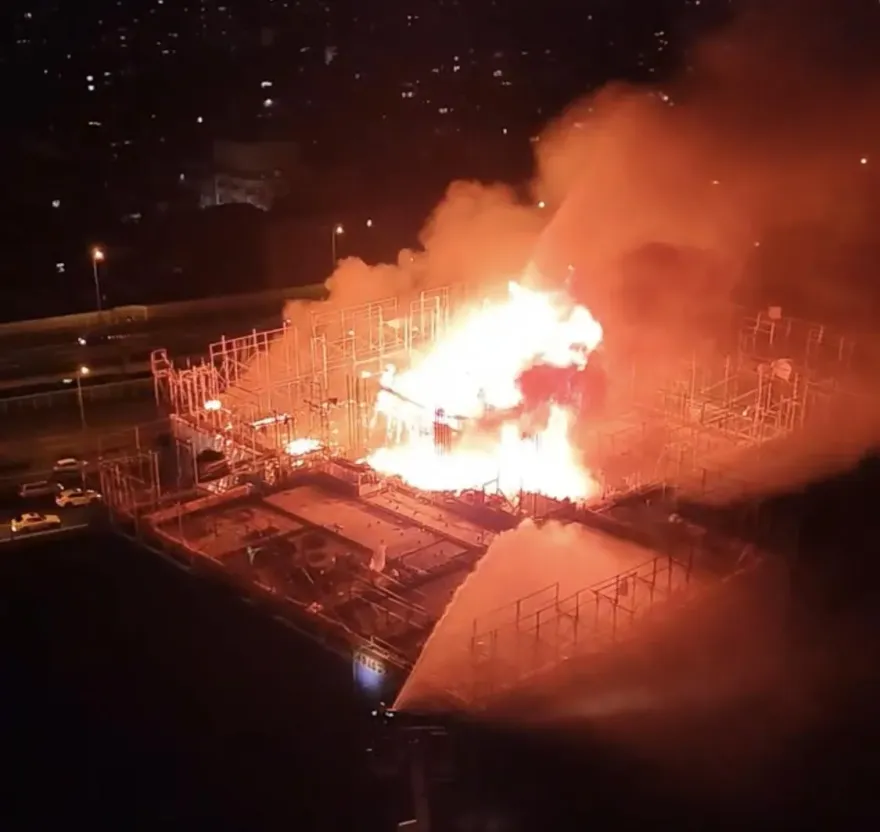 快訊/三重14樓高建案工地驚傳火警！樓頂「全面燃燒」濃煙火勢竄出