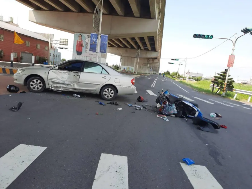 影/互不相讓！機車攔腰撞轎車「2人噴飛倒地」　苗栗3人受傷送醫