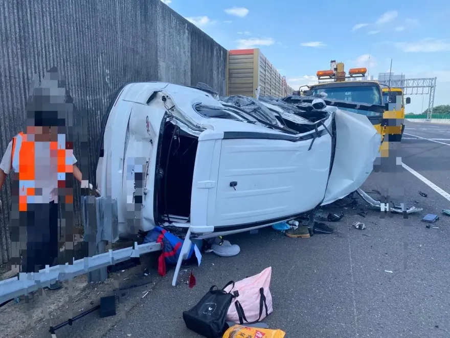 國1轎車撞護欄！駕駛「閃車失控」側翻躺路肩　2人送醫