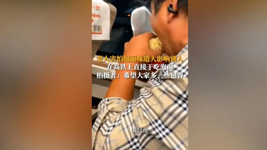 善良的人總受傷！大叔高鐵「乾嗑泡麵」原因竟是曾被不友善對待